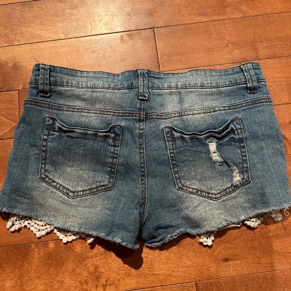 Peekaboo lace “pocket” jean short - Picture 4 of 5